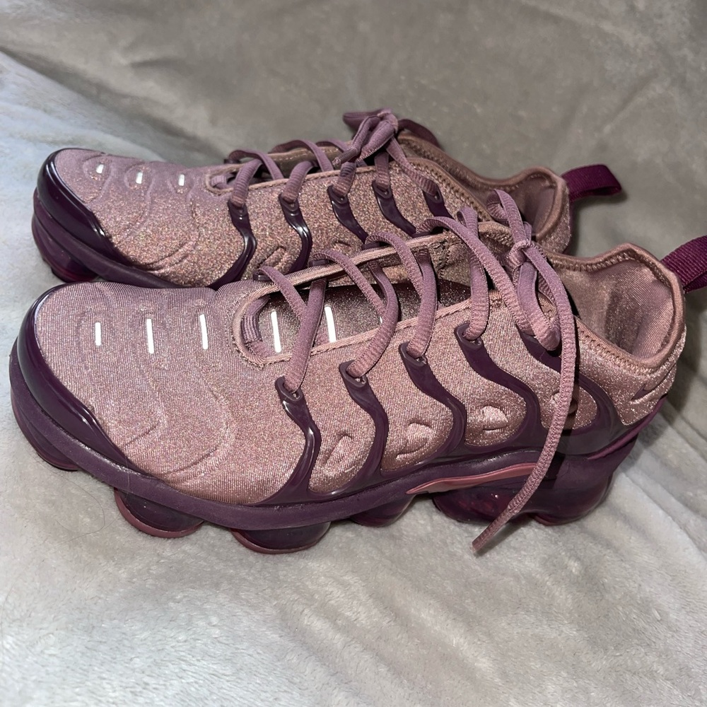Woman’s Vapormax Plus “Smokey Mauve”.